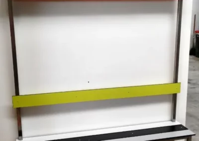 Banco simple con respaldo, perchero y repisa para vestuarios