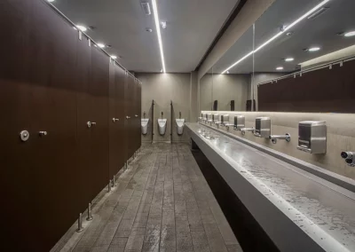 Cabinas y separadores fenólicos en el Carrefour de Estepona