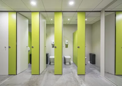 Cabinas en el baño de las oficinas de ENDESA