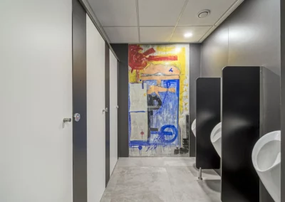 Cabinas y separadores en el baño de las oficinas de ENDESA