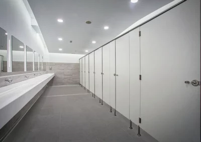 Puertas y separadores en material fenólico blanco para cuartos de baño