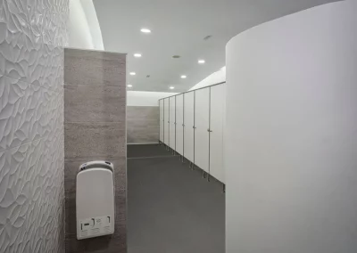 Cabinas y separadores fenólicos en color blanco en el baño de Alcampo
