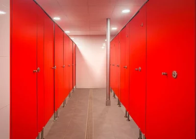 Cabinas para cuartos de baño en color rojo