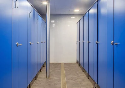 Puertas y cabinas en color azul para cuartos de baño