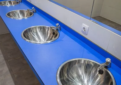 Encimera para lavabo en material fenólico con acabado en color azul