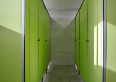 Cabinas y separadores fenólicos en color verde para cuartos de baño