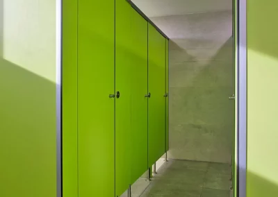 Cabinas y separadores fenólicos en color verde para el Carrefour de Estepona