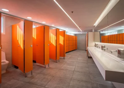 Cabinas, separadores y taquillas fenólicas en color naranja