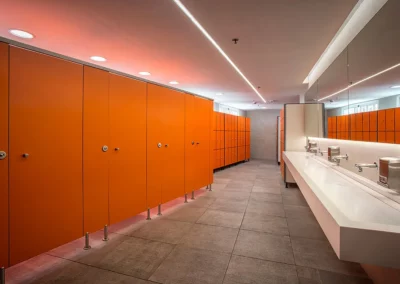 Puertas, separadores y taquillas en material fenólico en color naranja
