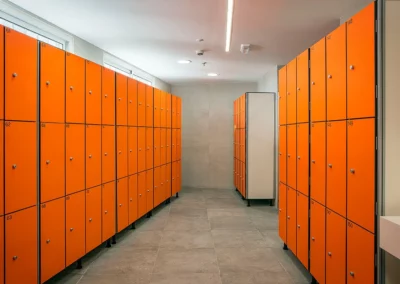 Taquillas a medida para vestuarios en color naranja