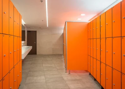 Cabinas y taquillas a medida para vestuarios con acabado en color naranja