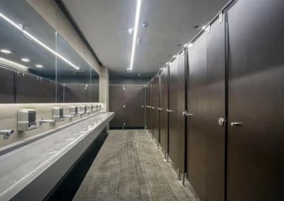Puertas y separadores fenólicos en cuartos de baño