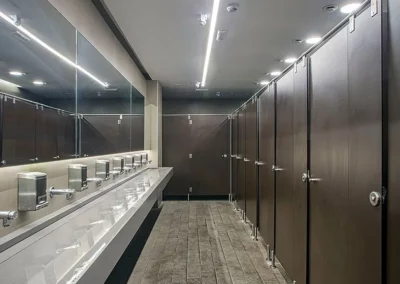 Baños y lavabos con cabinas en material fenólico en acabado madera oscura 2