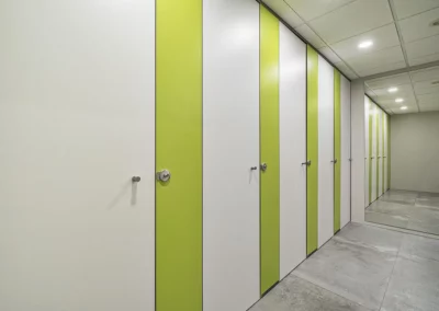 Cabinas con puertas y separadores fenólicos en cuartos de baño
