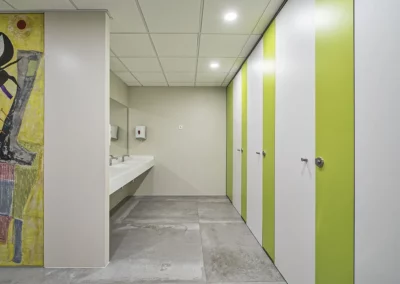 Lavabo y puertas de cabinas fenólicas en Endesa