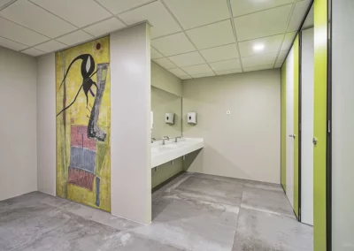 Lavabo y cabinas WC en las oficinas de Endesa
