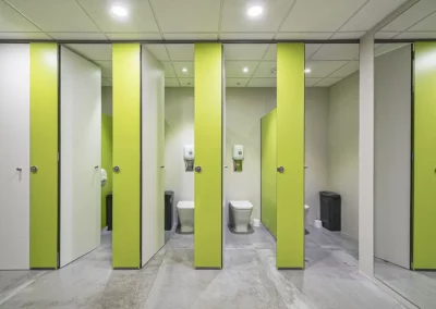 Cabinas WC en material fenólico en Endesa