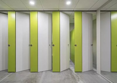 Cuarto de baño con diferentes acabados en las oficinas de Endesa