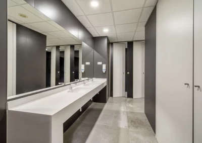 Cuartos de baño con diferentes acabados en material fenólico