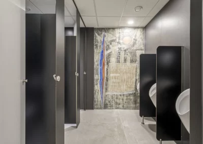 Cabinas y cuarto de baño en las oficinas de Endesa