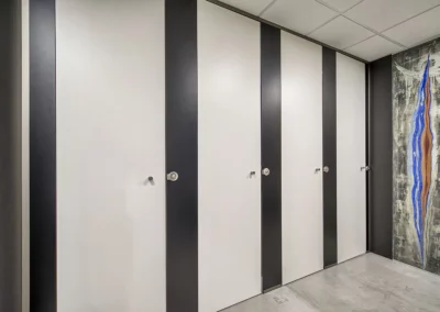 Separadores y cabinas fenólicas oscuras con las puertas blancas en las oficinas de Endesa