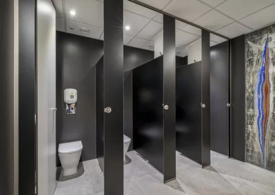 Separadores y cabinas fenólicas oscuras en las oficinas de Endesa 2