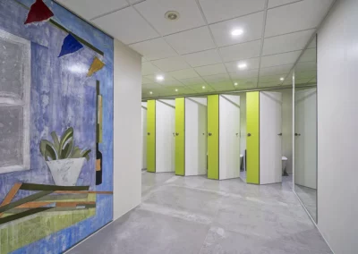 Lavabos y cabinas fenólicas en las oficinas de Endesa 4