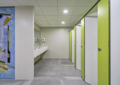Lavabos y cabinas fenólicas en las oficinas de Endesa 3