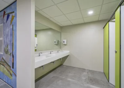 Lavabos y cabinas fenólicas en las oficinas de Endesa 2