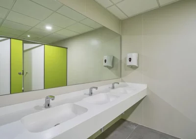 Lavabos y cabinas fenólicas en las oficinas de Endesa