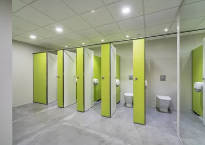 Cabinas de cuarto de baño con acabado en verde en las oficinas de Endesa 7