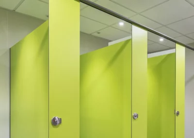 Cabinas de cuarto de baño con acabado en verde en las oficinas de Endesa 6