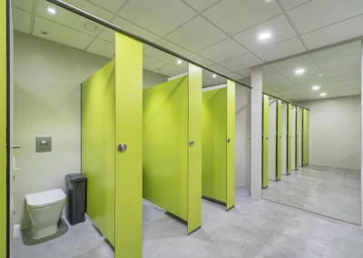 Cabinas de cuarto de baño con acabado en verde en las oficinas de Endesa 5