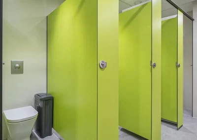 Cabinas de cuarto de baño con acabado en verde en las oficinas de Endesa 4