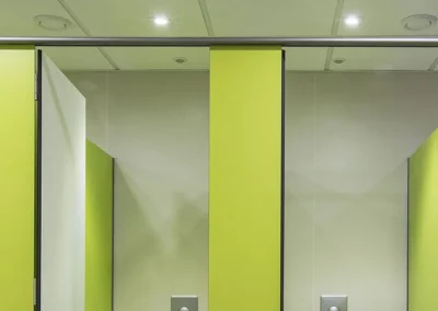 Cabinas de cuarto de baño con acabado en verde en las oficinas de Endesa 3
