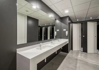 Cabinas de cuarto de baño en las oficinas de Endesa 5