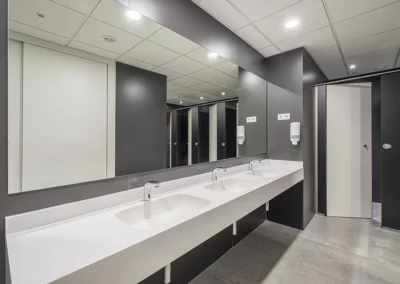 Cabinas de cuarto de baño en las oficinas de Endesa 4