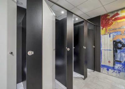 Cabinas de cuarto de baño en las oficinas de Endesa 3