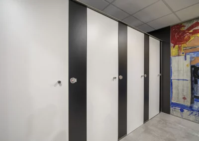 Cabinas de cuarto de baño en las oficinas de Endesa