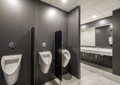 Cuartos de baño con material fenólico en Endesa
