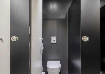 Cabina para WC en las oficinas de Endesa