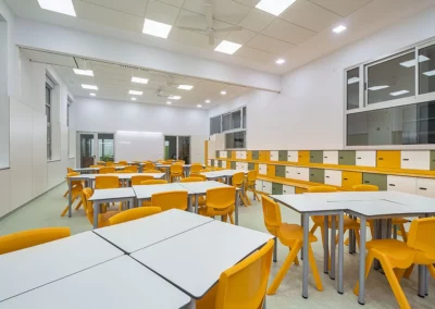 Vista de aula con mobiliario fenólico