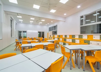 Mobiliario en material fenólico para centros educativos