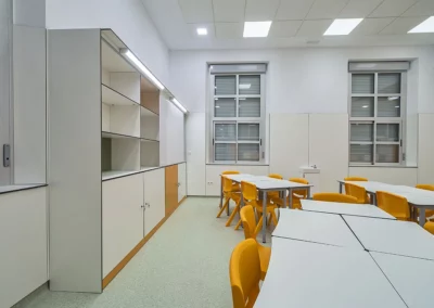 Almacenaje y mesas para clases