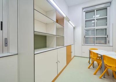 Estanterías en material fenólico para centros educativos