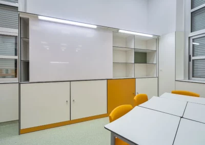 Muebles y almacenaje fenólico en aulas