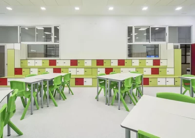 Mesas y almacenaje en material fenólico para espacios educativos