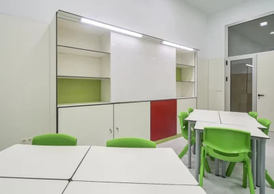 Mesas y almacenaje en material fenólico para escuelas y centros educativos