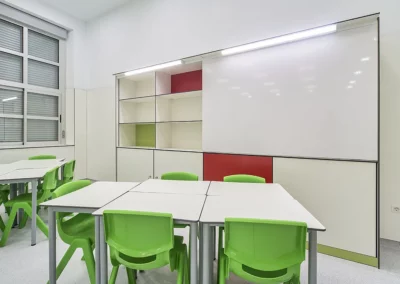 Mesas y almacenaje en material fenólico para aulas y clases