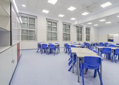 Mesas y almacenaje en material fenólico para colegios